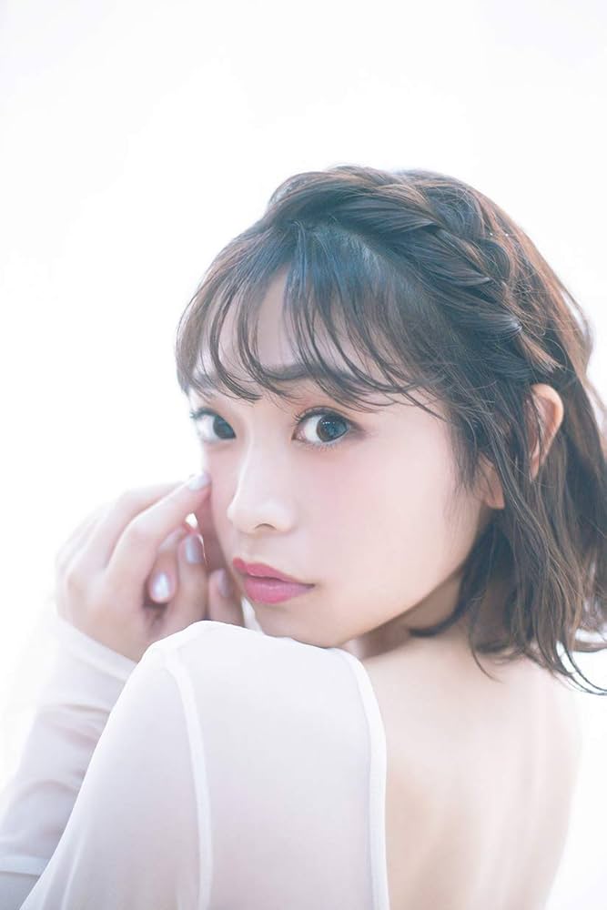 Amazon.co.jp: 小山百代1st写真集 となり。 : 小山百代, 鈴木